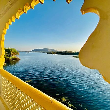 Hotel Vallabh A Lake Facing Balcony อุเดเปอร์ ภายนอก รูปภาพ