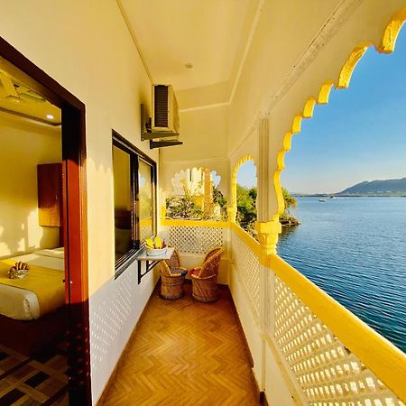 Hotel Vallabh A Lake Facing Balcony อุเดเปอร์ ภายนอก รูปภาพ