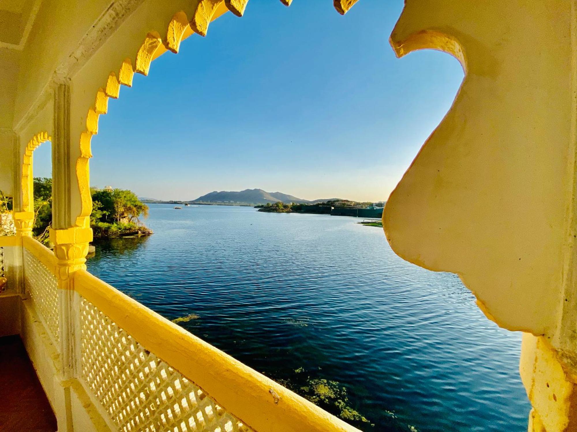 Hotel Vallabh A Lake Facing Balcony อุเดเปอร์ ภายนอก รูปภาพ