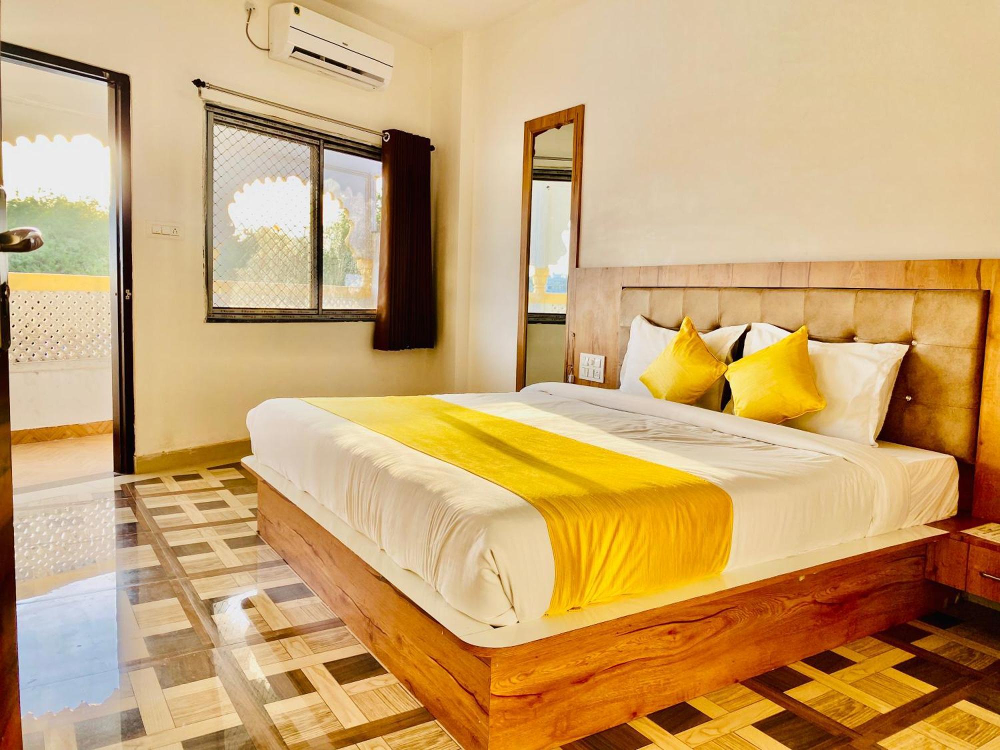 Hotel Vallabh A Lake Facing Balcony อุเดเปอร์ ภายนอก รูปภาพ