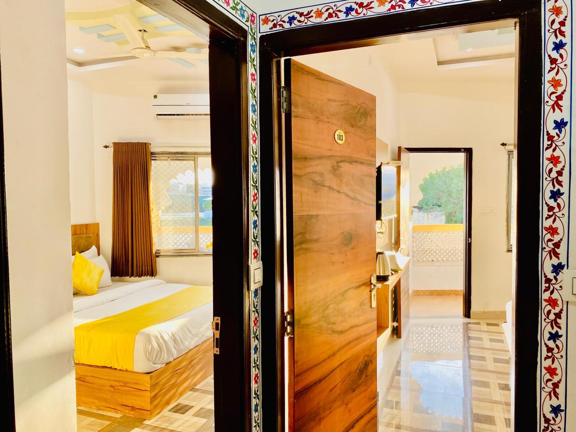 Hotel Vallabh A Lake Facing Balcony อุเดเปอร์ ภายนอก รูปภาพ