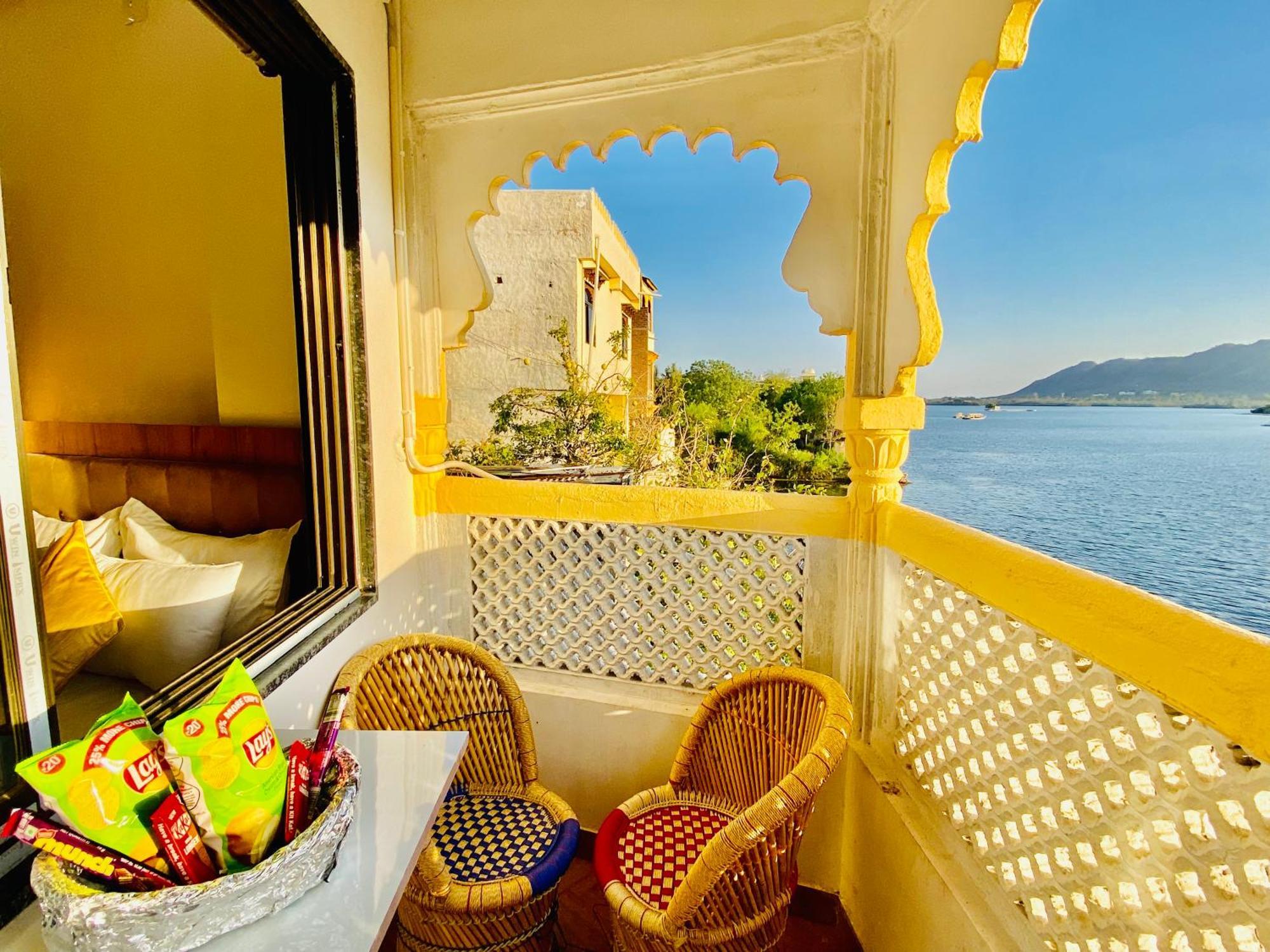 Hotel Vallabh A Lake Facing Balcony อุเดเปอร์ ภายนอก รูปภาพ