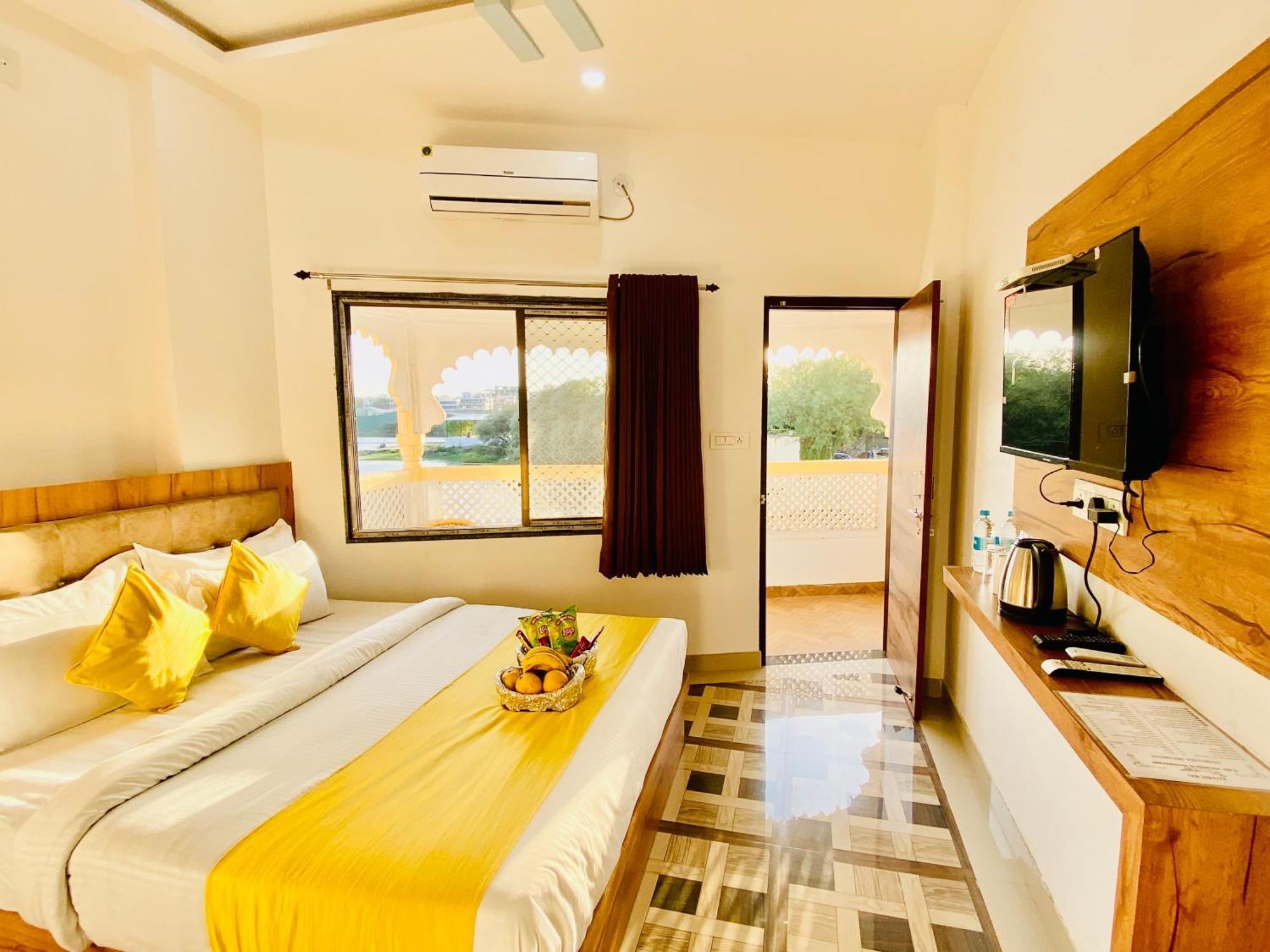 Hotel Vallabh A Lake Facing Balcony อุเดเปอร์ ภายนอก รูปภาพ