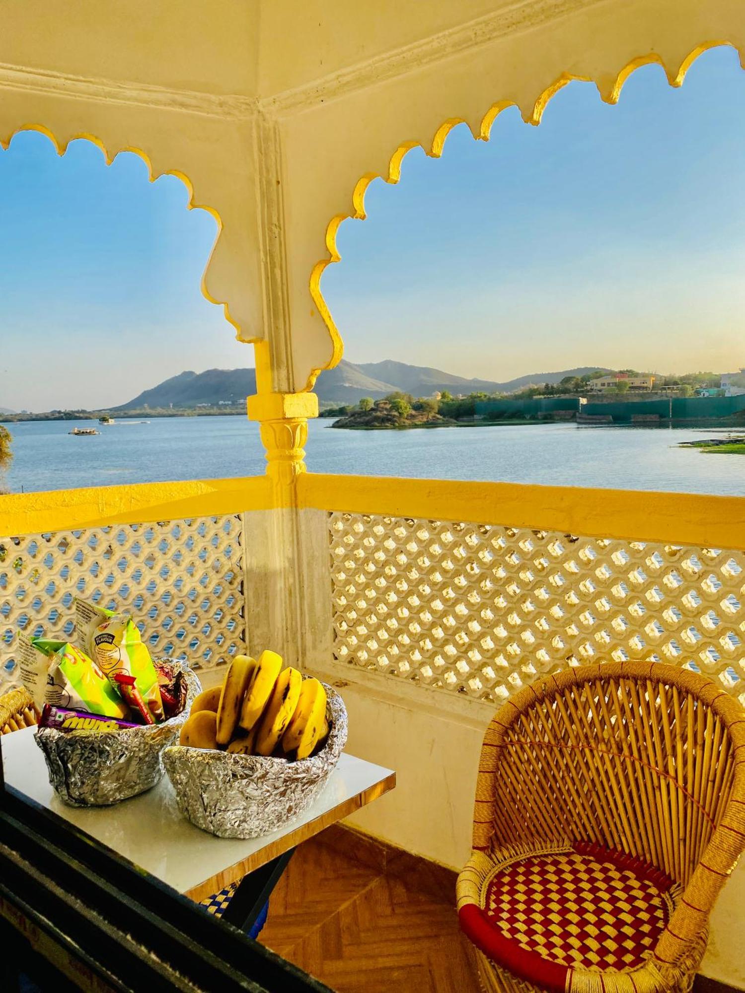 Hotel Vallabh A Lake Facing Balcony อุเดเปอร์ ภายนอก รูปภาพ