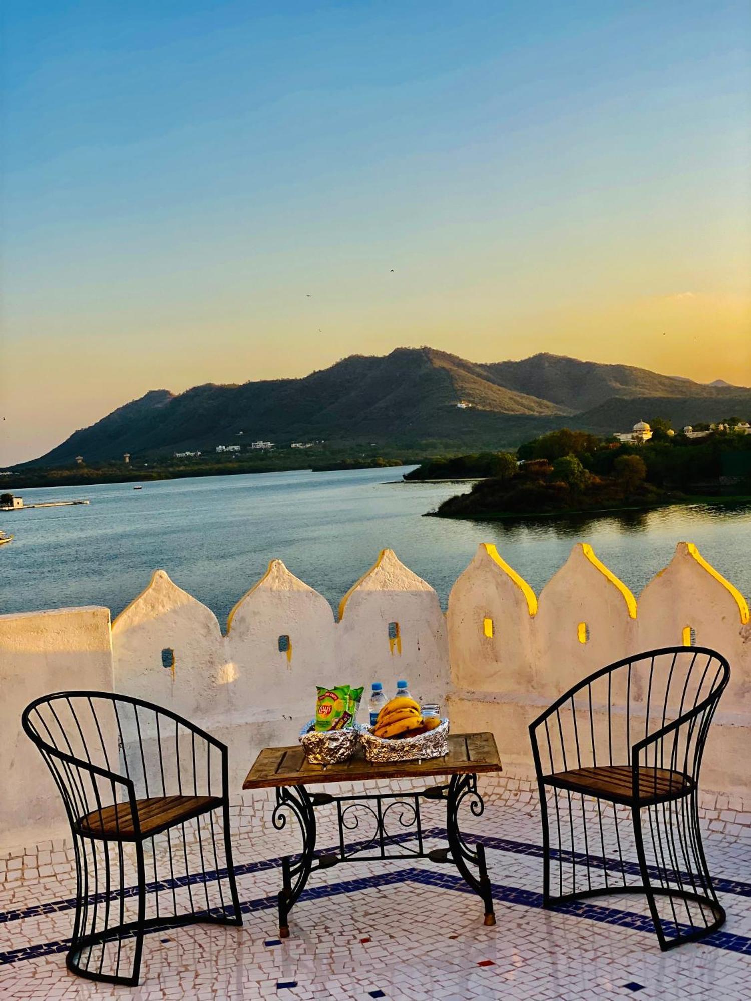 Hotel Vallabh A Lake Facing Balcony อุเดเปอร์ ภายนอก รูปภาพ
