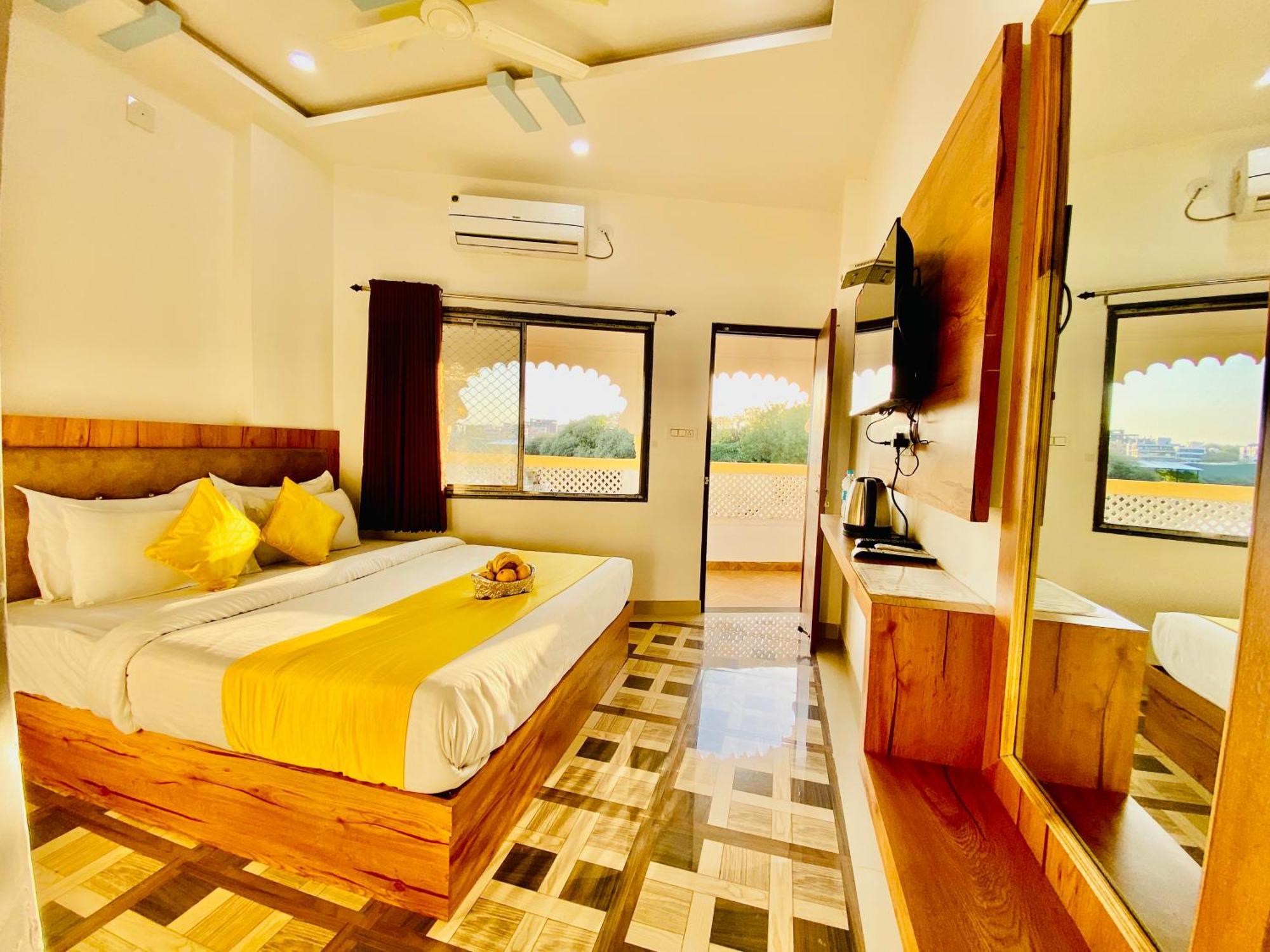 Hotel Vallabh A Lake Facing Balcony อุเดเปอร์ ภายนอก รูปภาพ