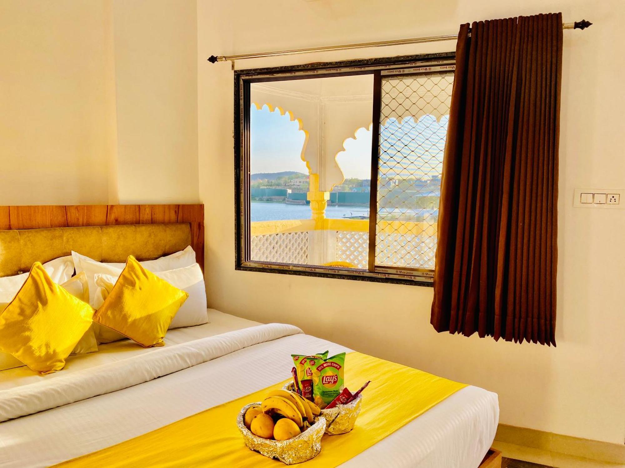 Hotel Vallabh A Lake Facing Balcony อุเดเปอร์ ภายนอก รูปภาพ