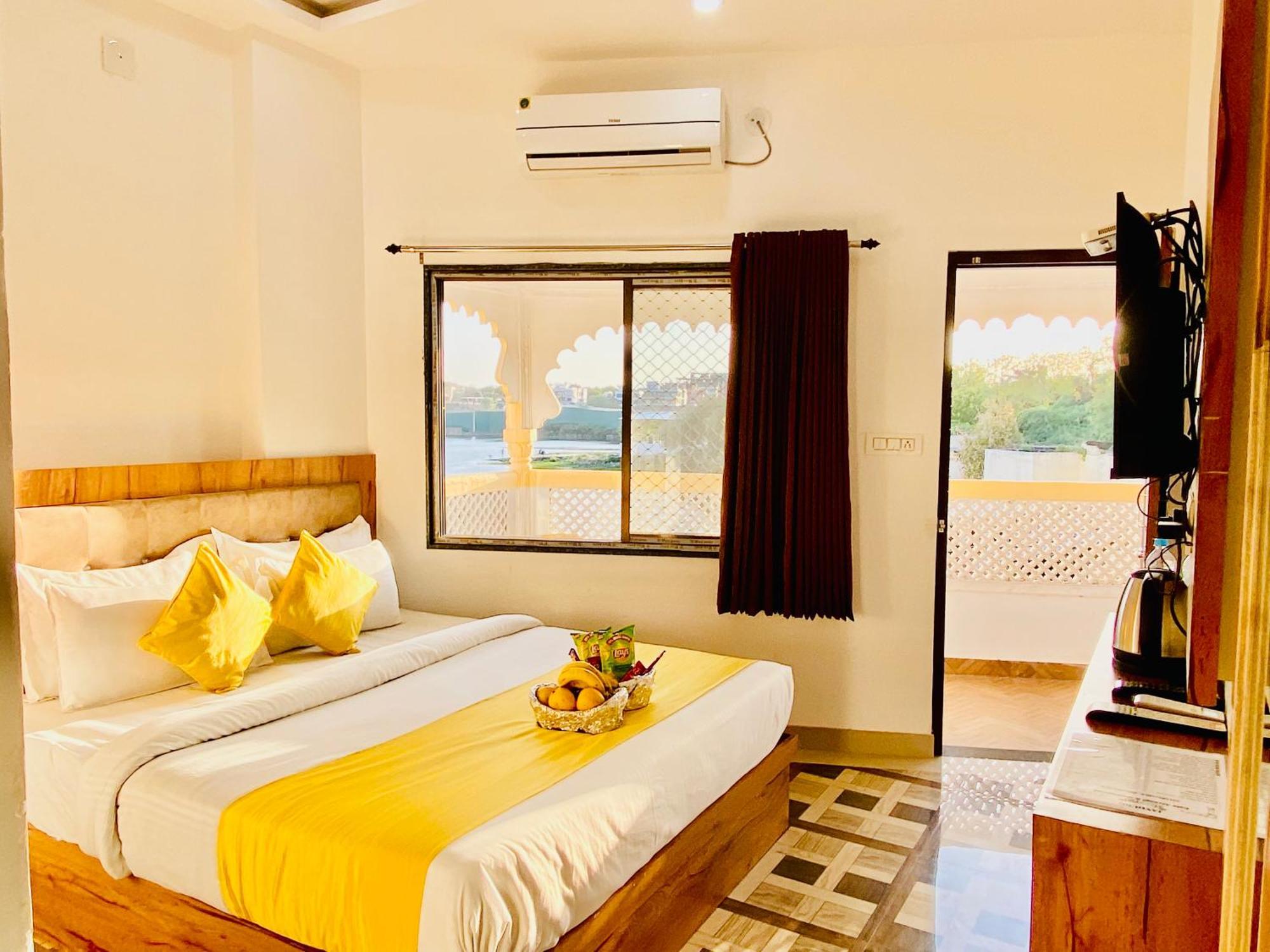 Hotel Vallabh A Lake Facing Balcony อุเดเปอร์ ภายนอก รูปภาพ