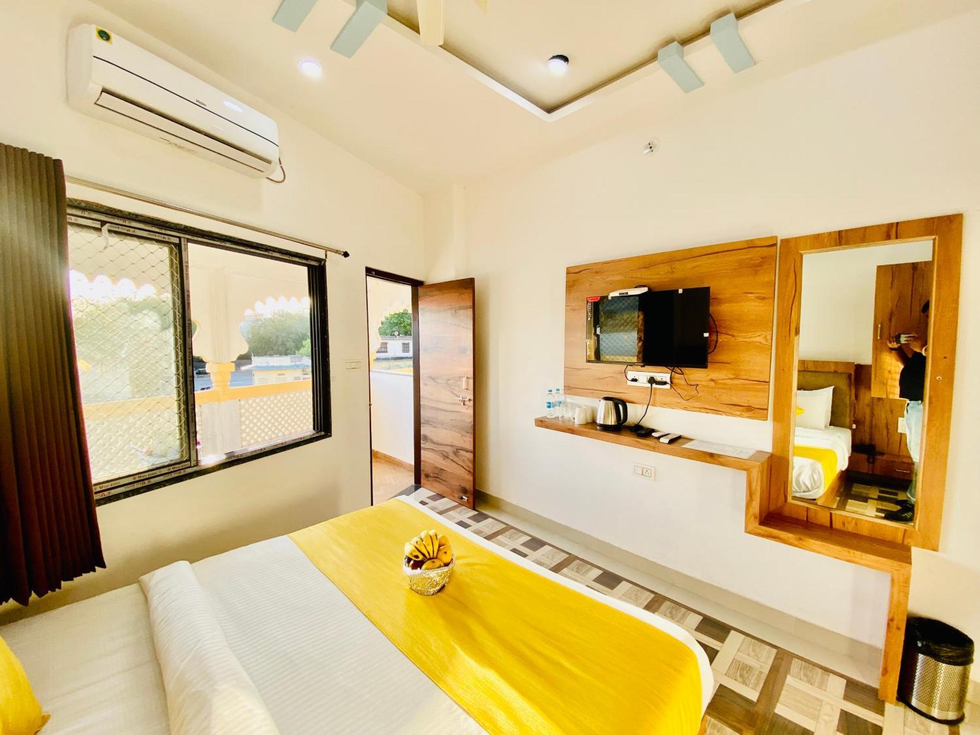 Hotel Vallabh A Lake Facing Balcony อุเดเปอร์ ภายนอก รูปภาพ